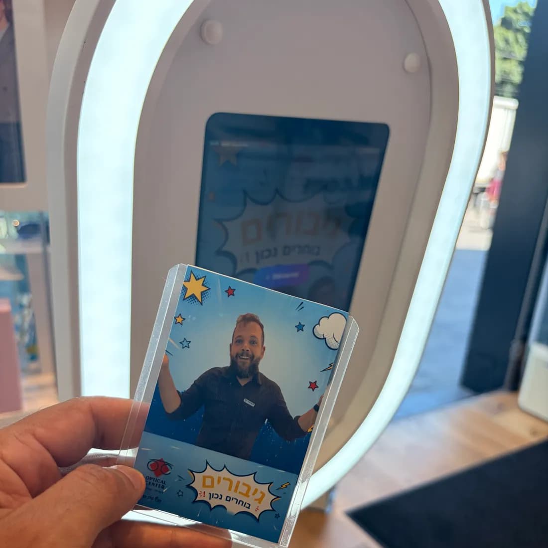 עמדת צילום AI שמדפיסה קלפי אספנים — קלף קלף באירוע של Mediapixs, תמונה 1