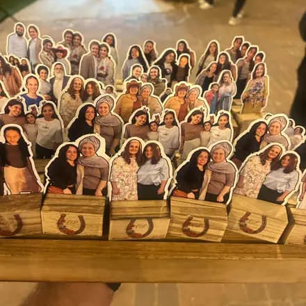 תמונה חתוכה על מעמד עץ כמזכרת — מיניפיקס באירוע של Mediapixs, תמונה 2